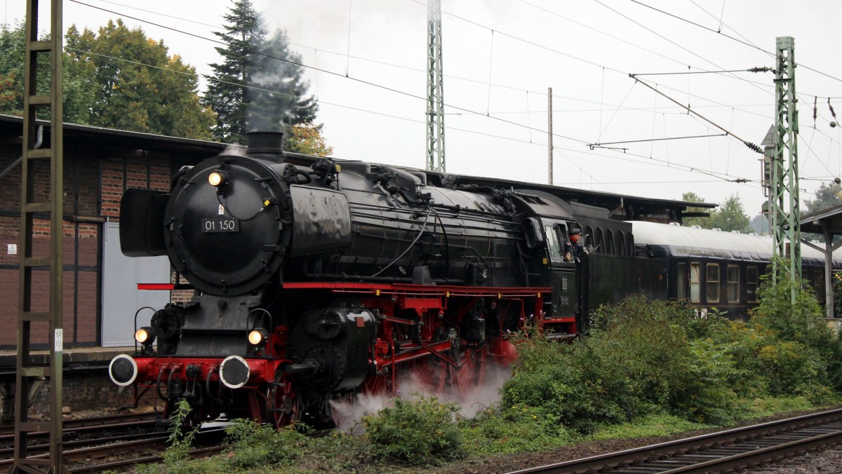 Ausfahrt der Schnellzug-Dampflokomotive der Baureihe 01 150 aus dem Bahnhof Bonn-Beuel mit Ziel K�ln Hbf. Anlass war ihre Sonderfahrt am 5.10.2013.