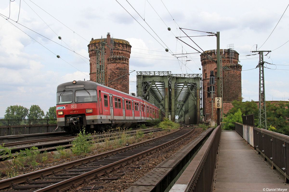 Der 420 867-4 und 420 430-1 in Mainz-Römisches Theater am 08.08.2014