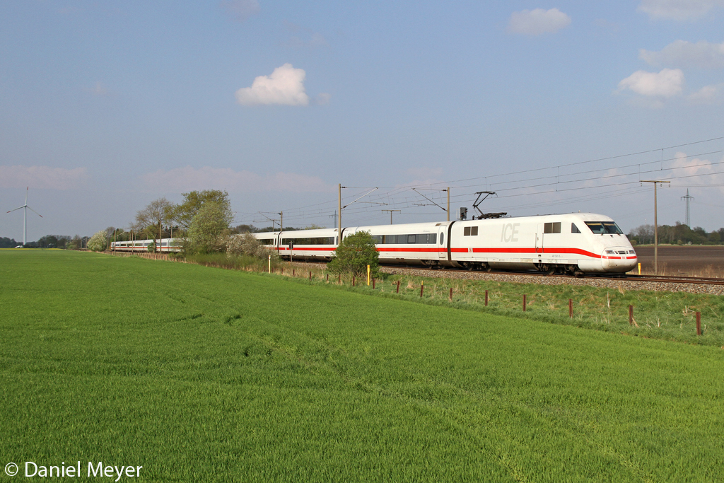 Der ICE1 401 585-5 bei Quarnstedt am 08,05,13 
