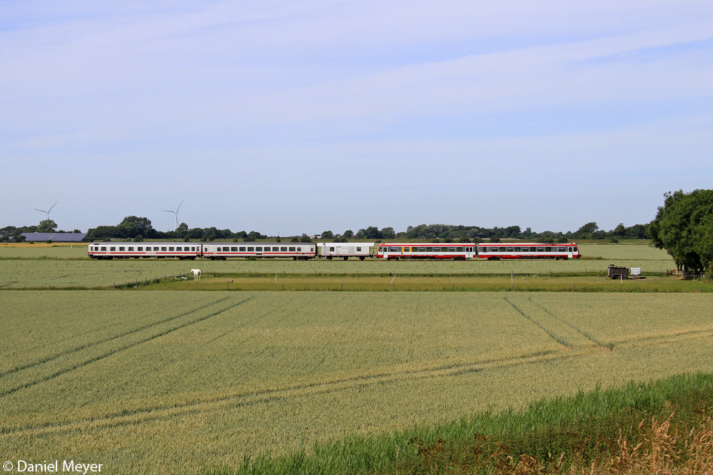 Der NEG 628 / 629 071 mit Kurswagen kurz vor Dageb�ll Mole am 22.07.2013 