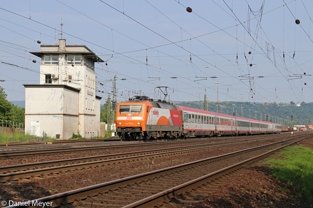Die 120 112-8 mit dem IC 118 in Koblenz L�tzel am 11.06.2013