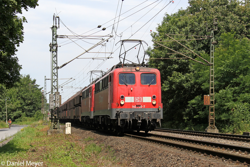 Die 140 790-7 und (RBH 163) 140 815-2 in Ratingen Lintorf am 03.07.2014