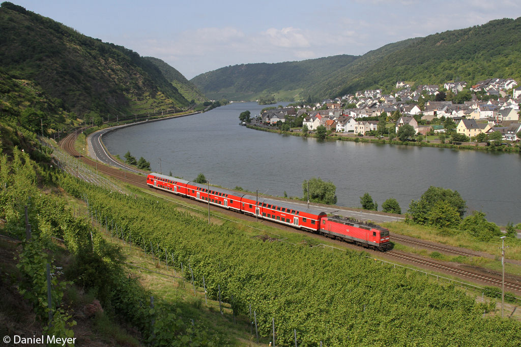 Die 143 216-0 mit dem RE nach Saarbr�cken Hbf in Kattenes am 11.07.2013