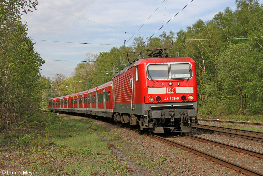 Die 143 358-0 mit der S6 in Essen Werden am 17.04.2014