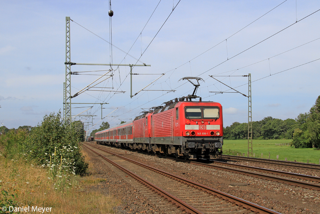 Die 143 616-1 und 143 295-4 in Wrist am 19.07.2013