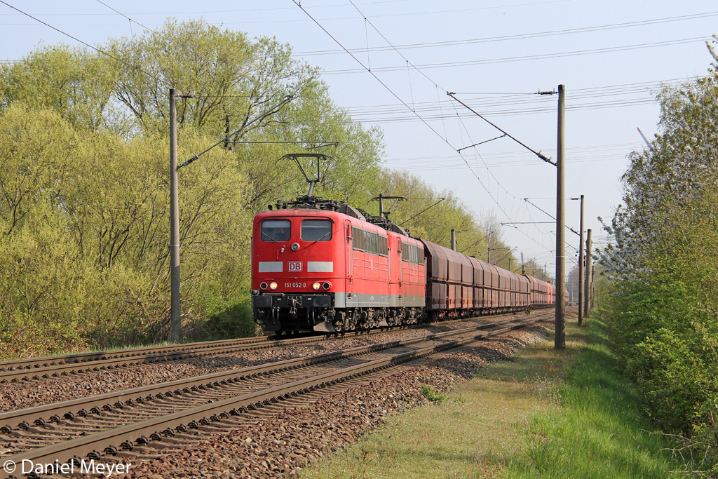 Die 151 052-8 und 151 157-5 in Hamburg-Moorburg am 04,05,2013