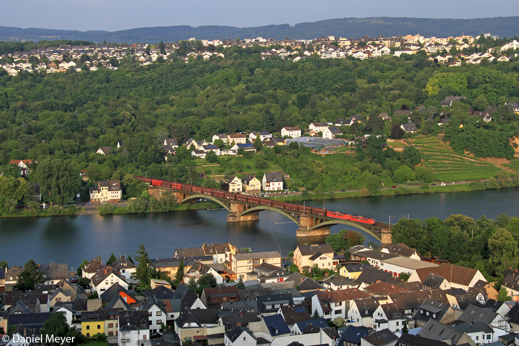 Die 151 071-8 und 151 045-2 mit dem 4000t Kohlebomber 48727 auf der G�lser Eisenbahnbr�cke in Koblenz am 11.07.2013