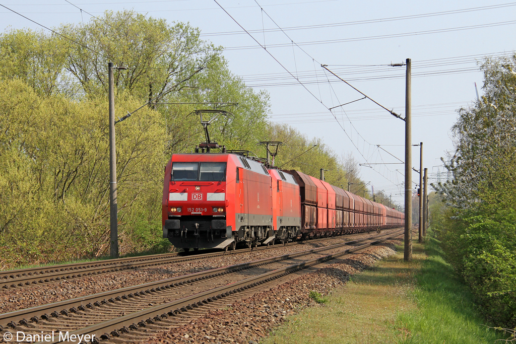 Die 152 051-9 und 152 156-6 in Hamburg-Moorburg am 04,05,2013