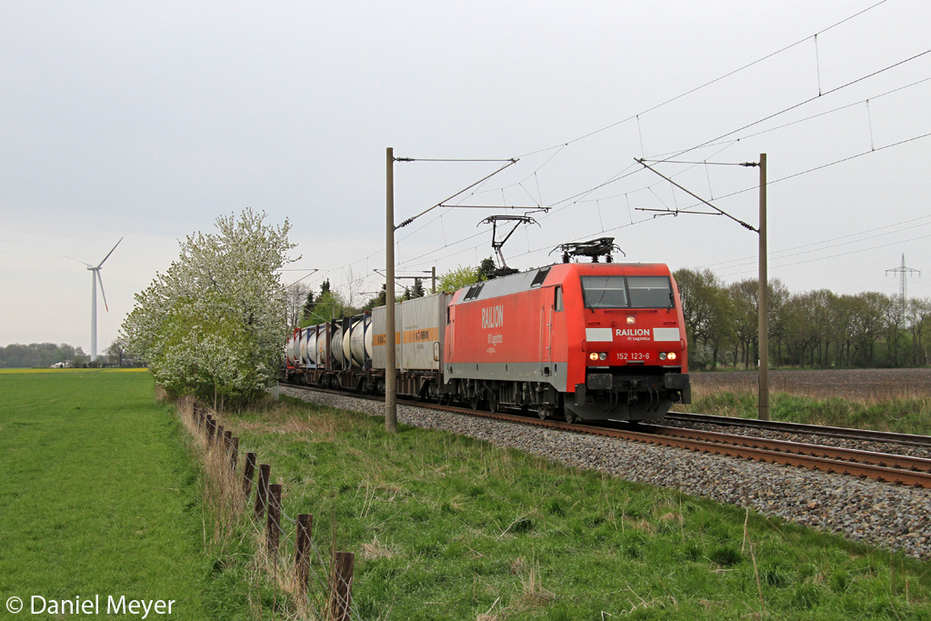 Die 152 123-6 bei Quarnstedt am 07,05,13  