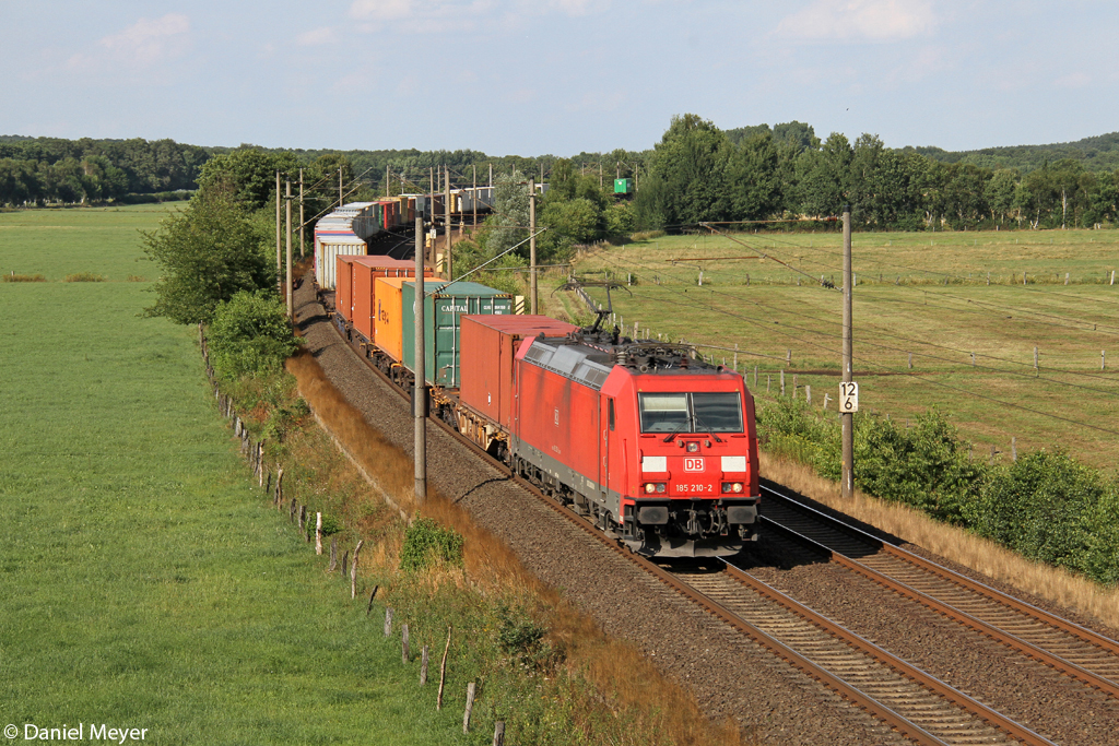 Die 185 210-2 in Ramelsloh am 01.08.2013 