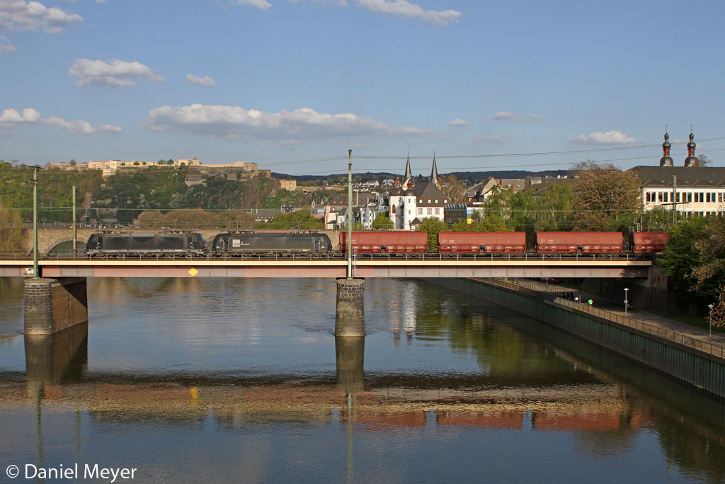 Die 185 572-5 und 185 554-5 auf der Moselbr�cke in Koblenz am 25,04,13