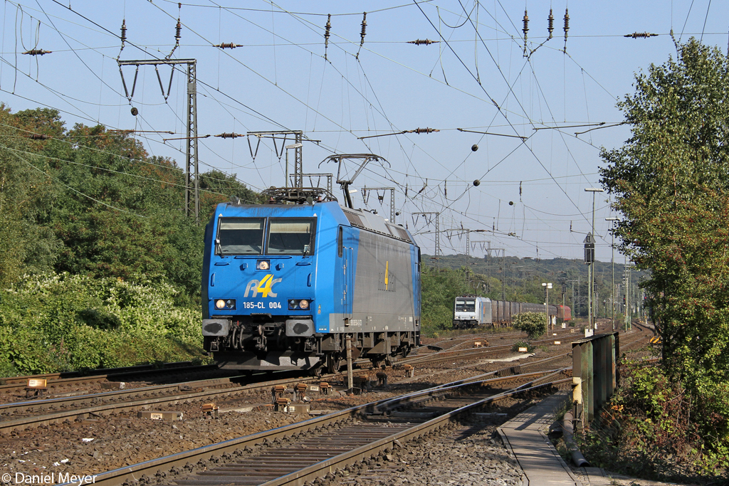Die 185-CL 004 und 185 697-0 in Duisburg Hochfeld-S�d am 01.10.2013
