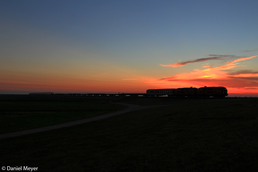 Die 218 311-9 und 218 340-8 mit dem Leeren SyltShuttle auf dem Weg nach Nieb�ll bei Klanxb�ll am 22.07.2013