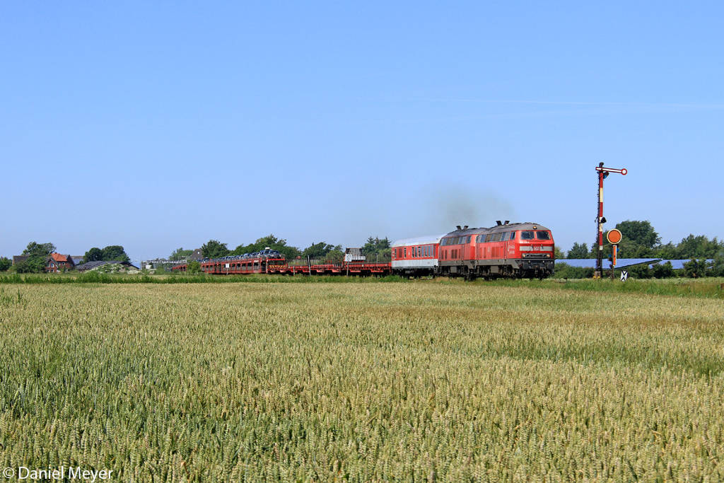 Die 218 311-9 und 218 369-7 mit dem SyltShuttle nach Nieb�ll in Klanxb�ll am 21.07.2013