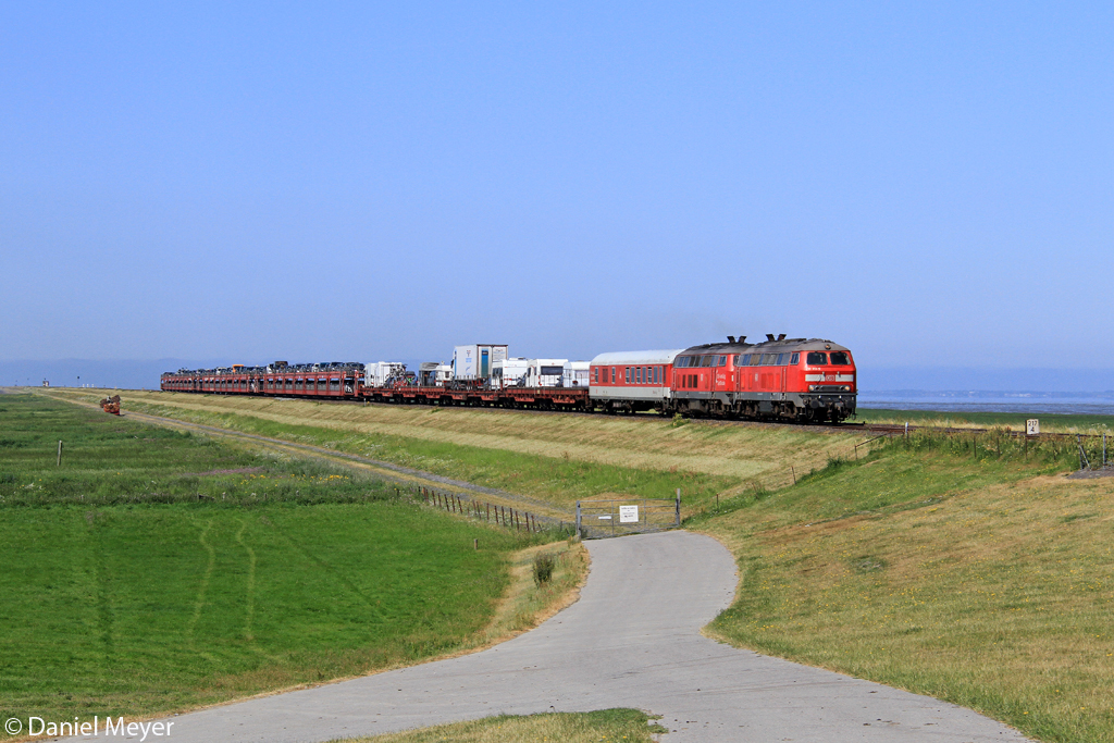 Die 218 313-5 und 218 362-2 mit dem SyltShuttle nach Nieb�ll auf dem Hindenburgdamm bei Klanxb�ll am 21.07.2013