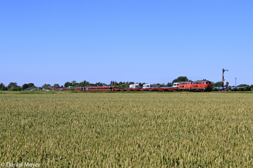 Die 218 314-3 und 218 381-2 mit dem SyltShuttle nach Nieb�ll bei Klanxb�ll am 20.07.2013