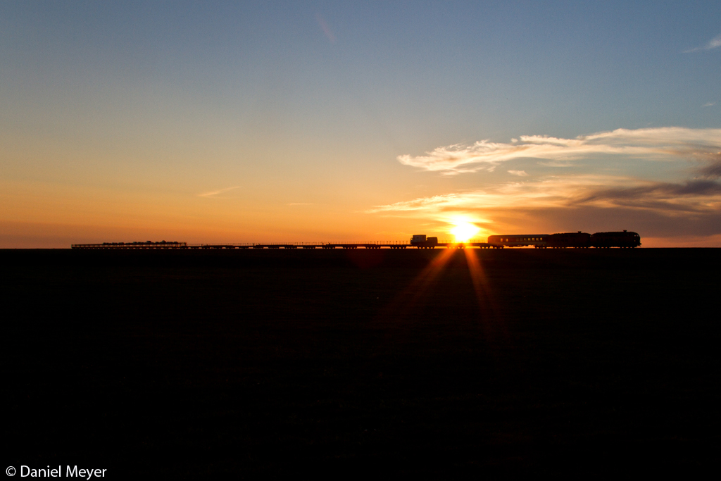 Die 218 314-3 und 218 381-2 mit dem Letzte SyltShuttle des Tages auf dem Weg nach Nieb�ll bei klanxb�ll am 22.07.2013
