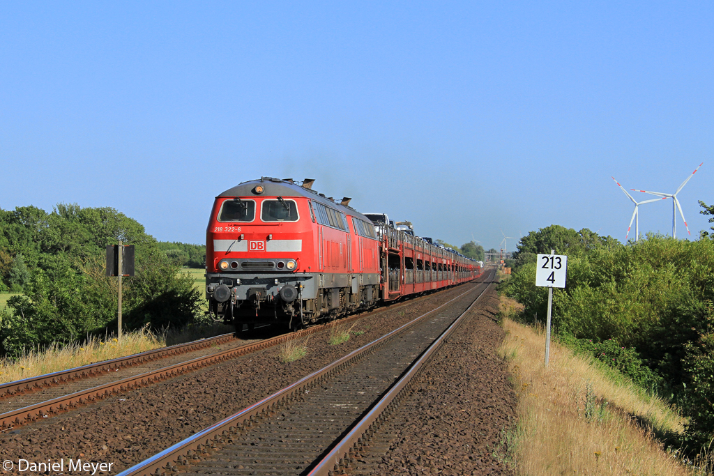 Die 218 322-6 und 218 389-5 mit dem SyltShuttle nach Westerland bei Klanxb�ll am 20.07.2013