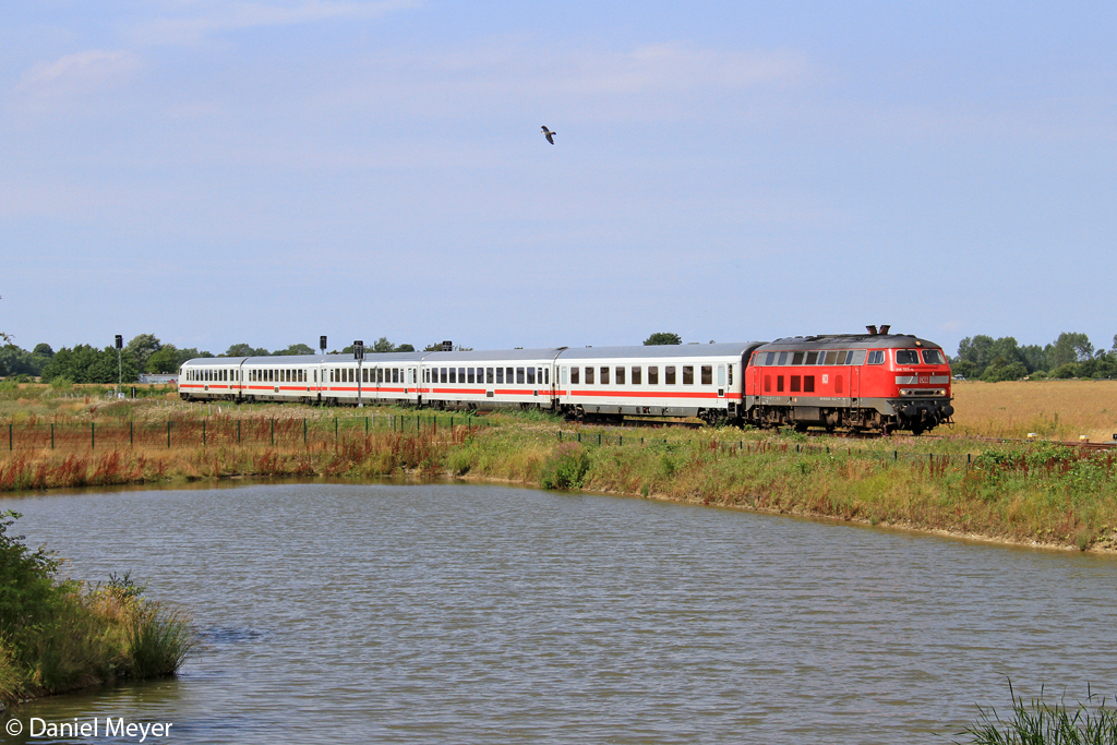 Die 218 322-6 bei Burg auf Fehmarn am 28.07.2013