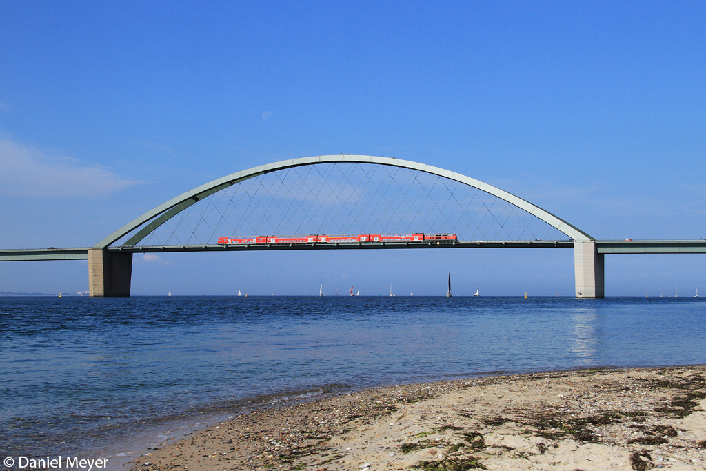 Die 218 339-0 mit dem RE aus Hamburg nach Puttgarden auf der Fehmarnsund Br�cke am 27.07.2013 