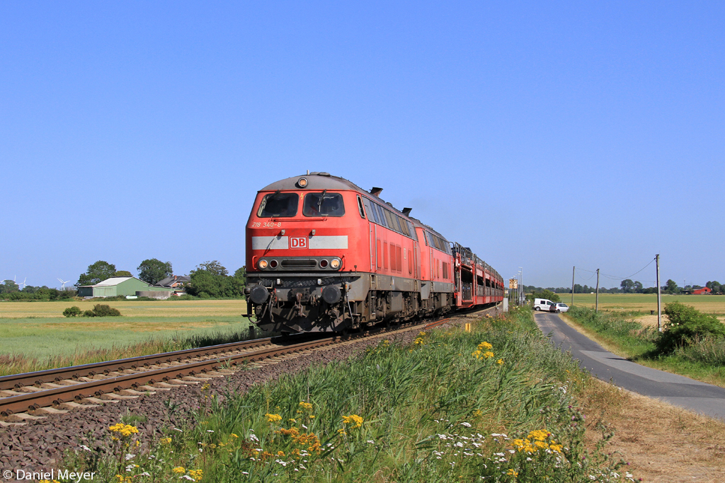 Die 218 340-8 und 218 311-9 mit dem SyltShuttle in Lehnshallig am 23.07.2013