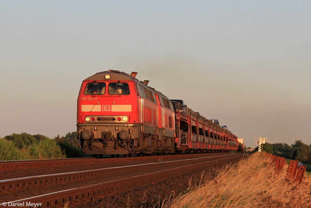 Die 218 340-8 und 218 311-9 mit dem SyltShuttle bei Klanxb�ll am 23.07.2013