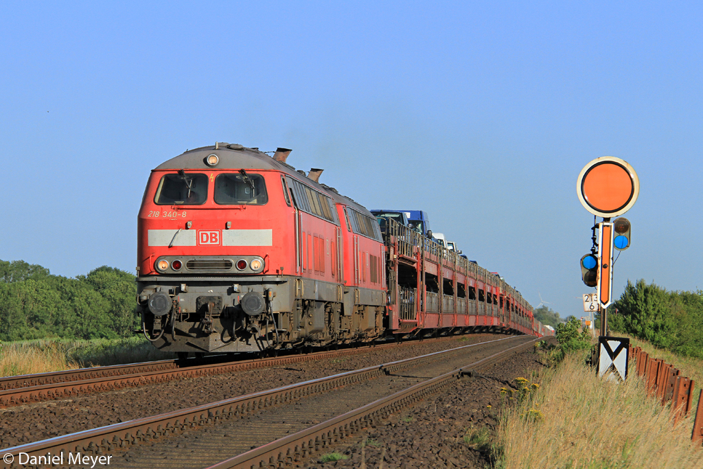 Die 218 340-8 und 218 359-8 mit dem SyltShuttle nach Westerland bei Klanxb�ll am 20.07.2013
