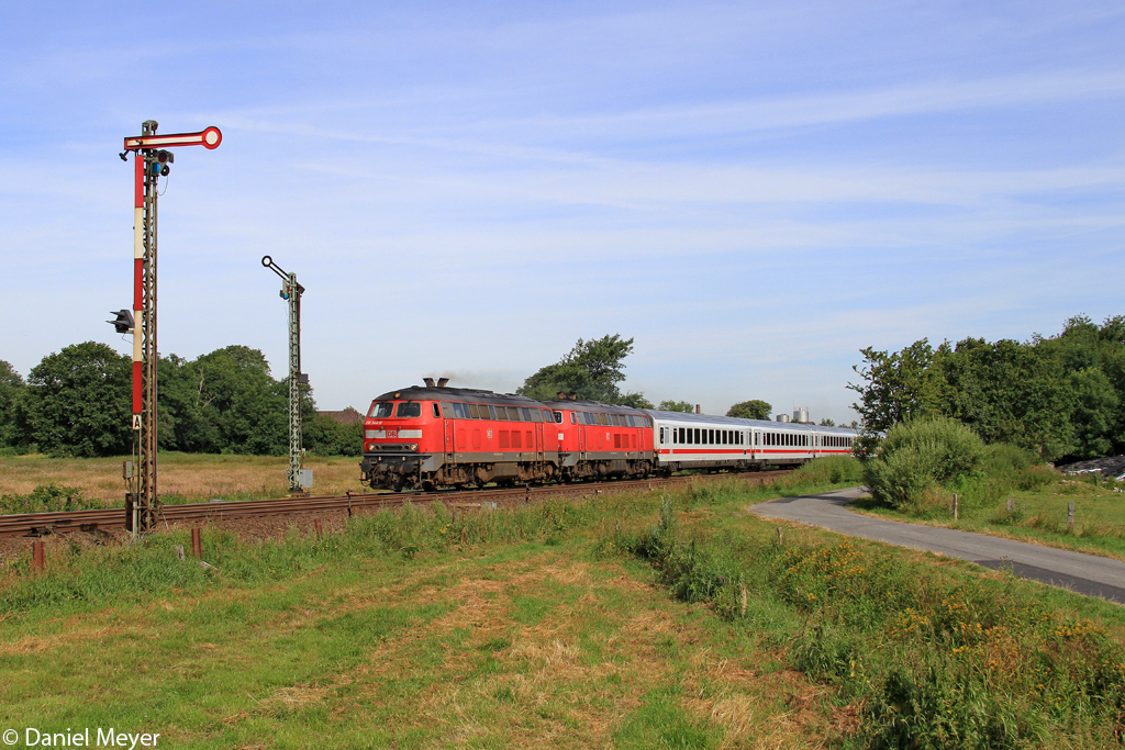 Die 218 344-0 und 218 389-5 mit dem IC 2311 Westerland-Stuttgart am s�dlichen Esig bzw Asig von Langenhorn am 22.07.2013
