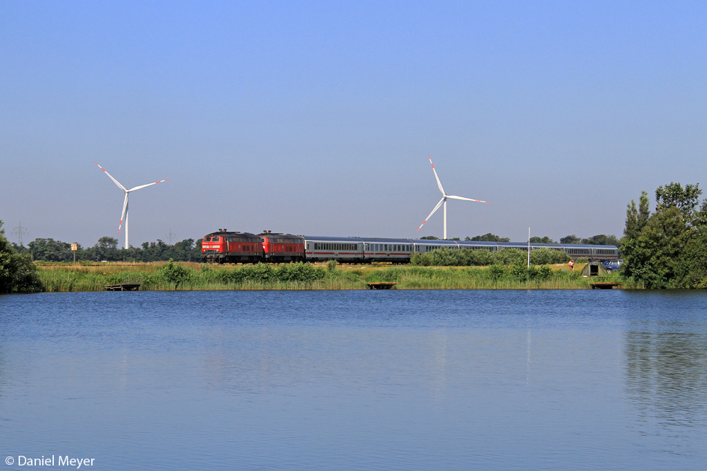 Die 218 344-0 und 218 389-5 kurz vor Nieb�ll am 23.07.2013 