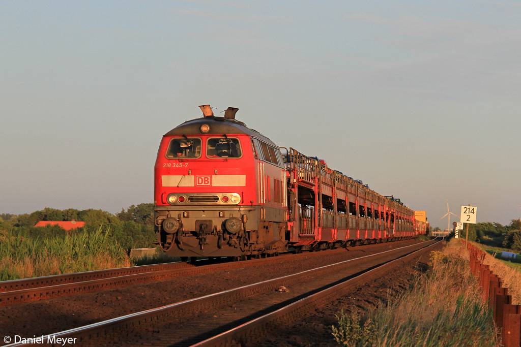 Die 218 345-7 mit dem SyltShuttle bei Klanxb�ll am 22.07.2013 