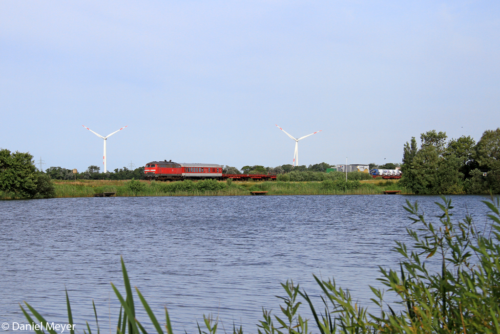 Die 218 345-7 mit dem SyltShuttle bei Nieb�ll am 24.07.2013