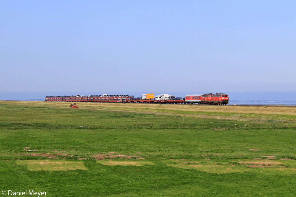 Die 218 359-8 und 218 340-8 mit dem SyltShuttle nach Nieb�ll auf dem Hindenburgdamm bei Klanxb�ll am 21.07.2013