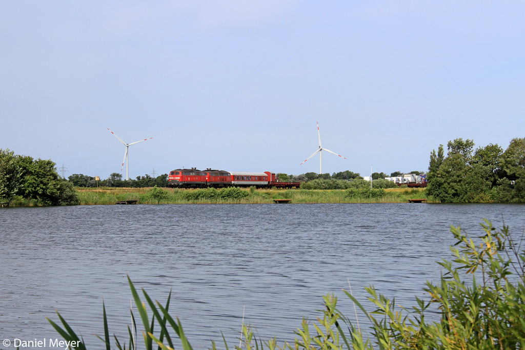 Die 218 363-0 und 218 362-2 mit dem SyltShuttle bei Nieb�ll am 24.07.2013