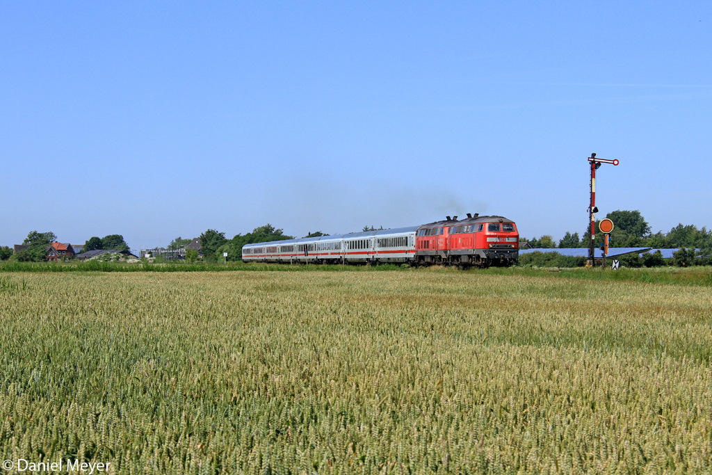 Die 218 363-0 und 218 364-8 in Klanxb�ll am 21.07.2013