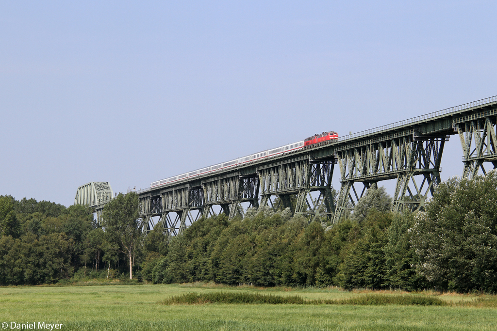 Die 218 363-0 und 218 371-3 auf der Hochbr�cke Hochdonn am 01.08.2014
