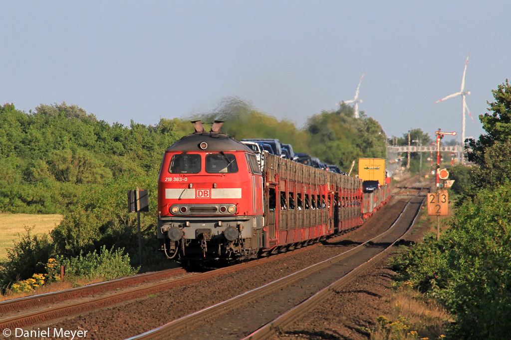 Die 218 363-0 mit dem SyltShuttle bei Klanxb�ll am 23.07.2013