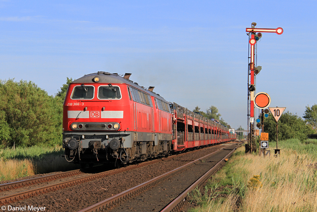 Die 218 366-3 und 218 322-6 mit dem SyltShuttle in Klanxb�ll am 22.07.2013 