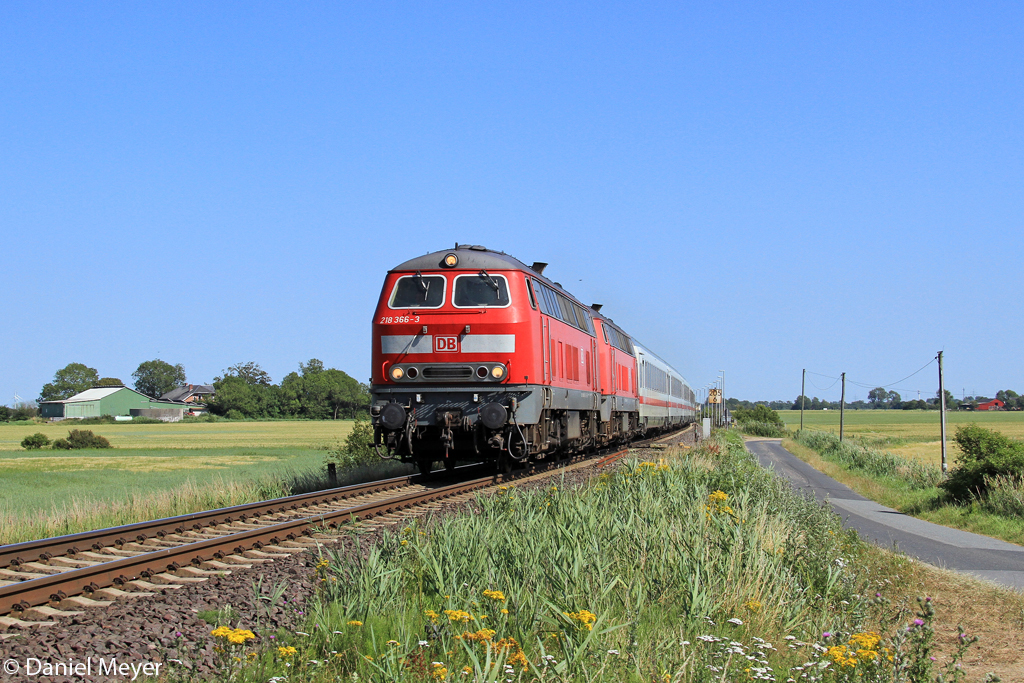 Die 218 366-3 und 218 344-0 mit dem IC nach Westerland in Lehnshallig am 20.07.2013