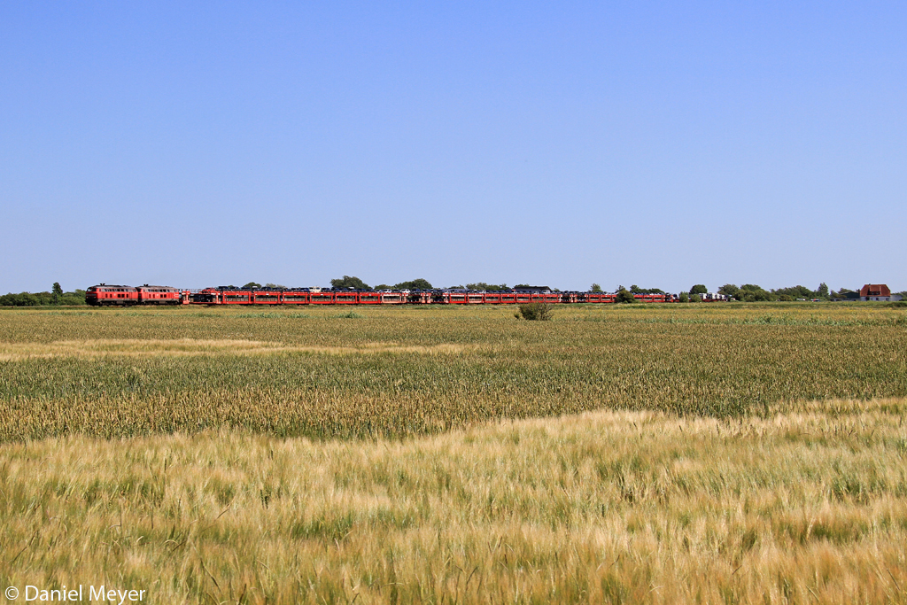 Die 218 369-7 und 218 311-9 mit dem SyltShuttle nach Westerland bei Klanxb�ll am 20.07.2013