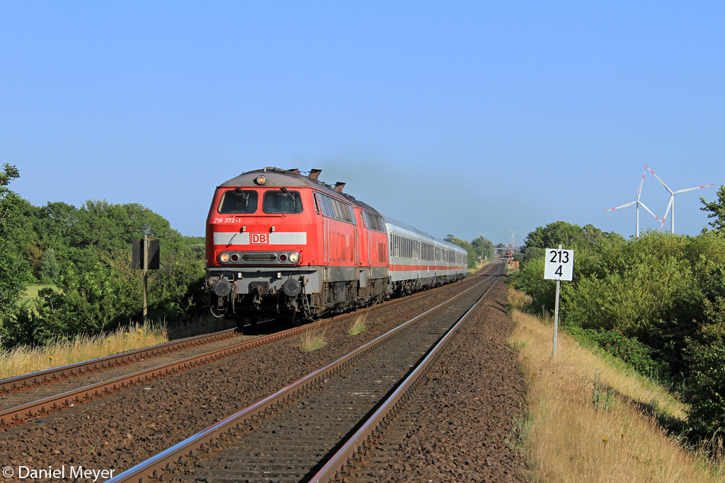 Die 218 372-1 und 218 379-6 mit dem IC nach Westerland bei Klanxb�ll am 20.07.2013