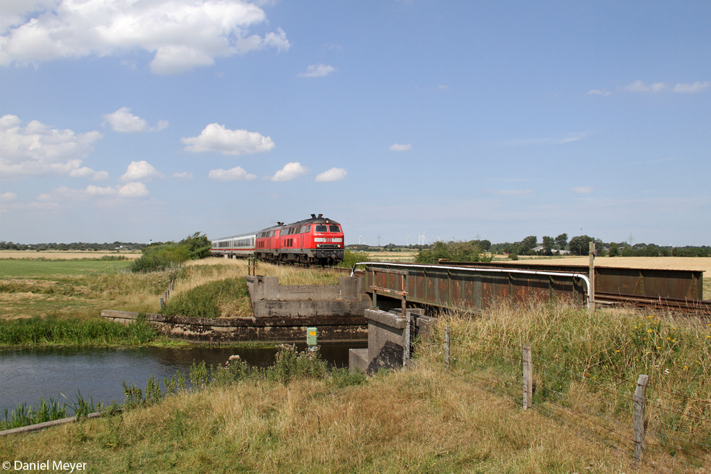 Die 218 380-4 und 218 315-0 in Hattstedtermarsch am 02.08.2014