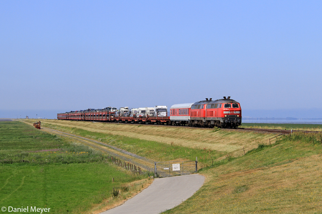Die 218 389-5 und 218 322-6 mit dem SyltShuttle nach Nieb�ll auf dem Hindenburgdamm bei Klanxb�ll am 21.07.2013