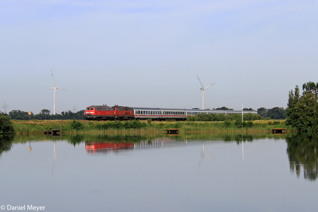 Die 218 836-5 und 218 342-4 mit einem IC kurz vor Nieb�ll am 22.07.2013