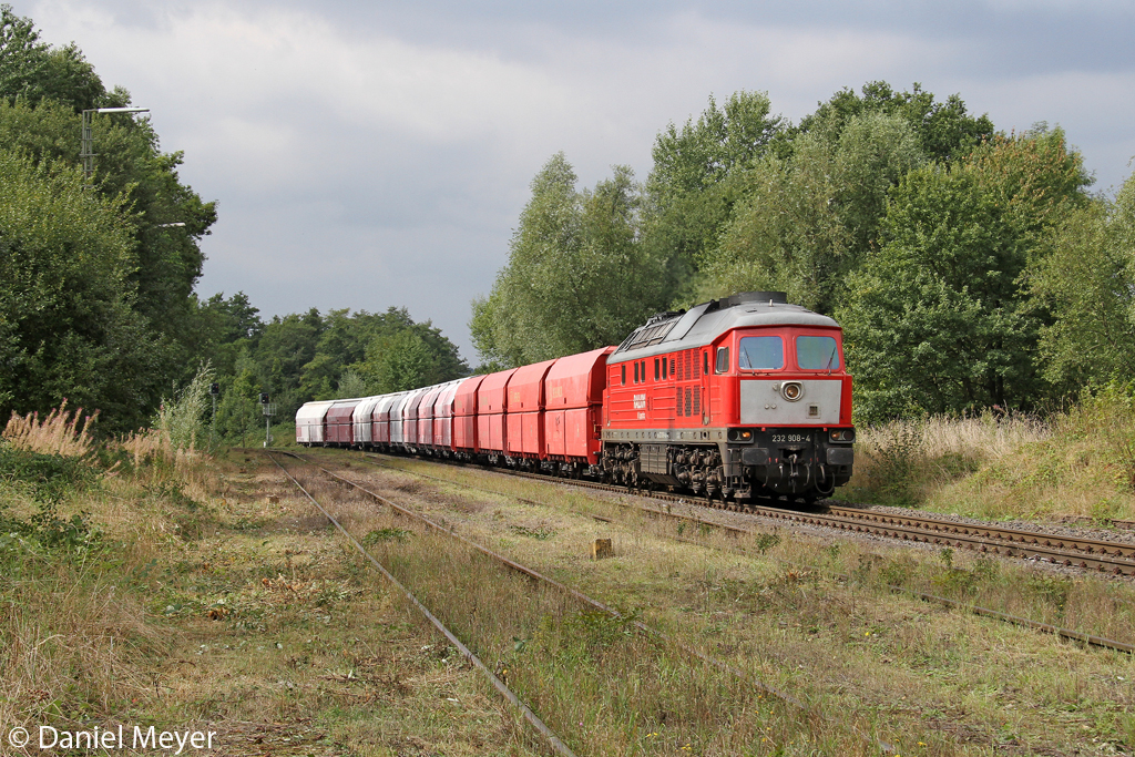 Die 232 908-4 mit dem Leerwagenzug in Flandersbach am 12.09.2013
