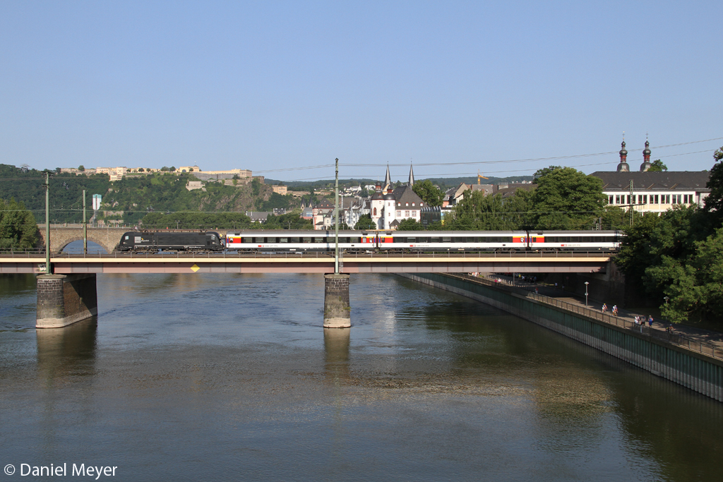 Die ES 64 U2-009 auf der Moselbr�cke in Koblenz am 07.07.2013 