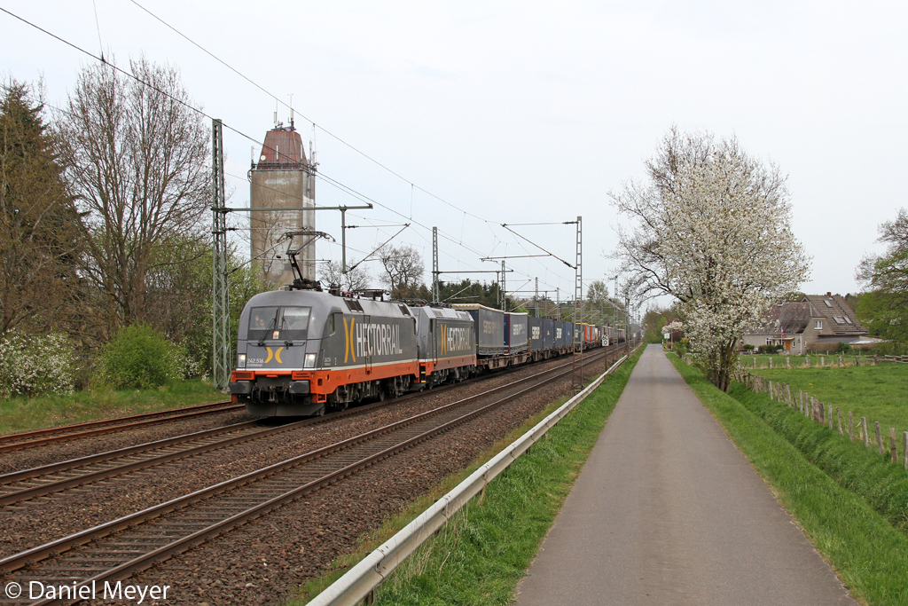 Die HACTORRAIL 242.516  Ferdinand  und 241.011  C-3PO  in Brokstedt am 07,05,13 