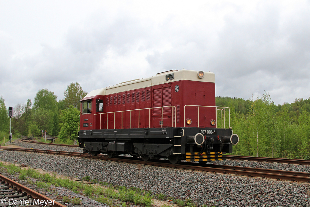Die Railsystems 107 018-4 ( V75 018 ) Lz auf dem Weg von Gotha nach Schwarzenberg (Erzg.) in Aue (Sachs) am 10.05.2013