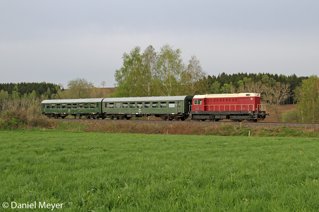 Die Railsystems 107 018-4 ( V75 018 ) mit einem Sonderzug von Schwarzenberg (Erzg.) nach Annaberg-Buchholz bei Crottendorf am 10.05.2013