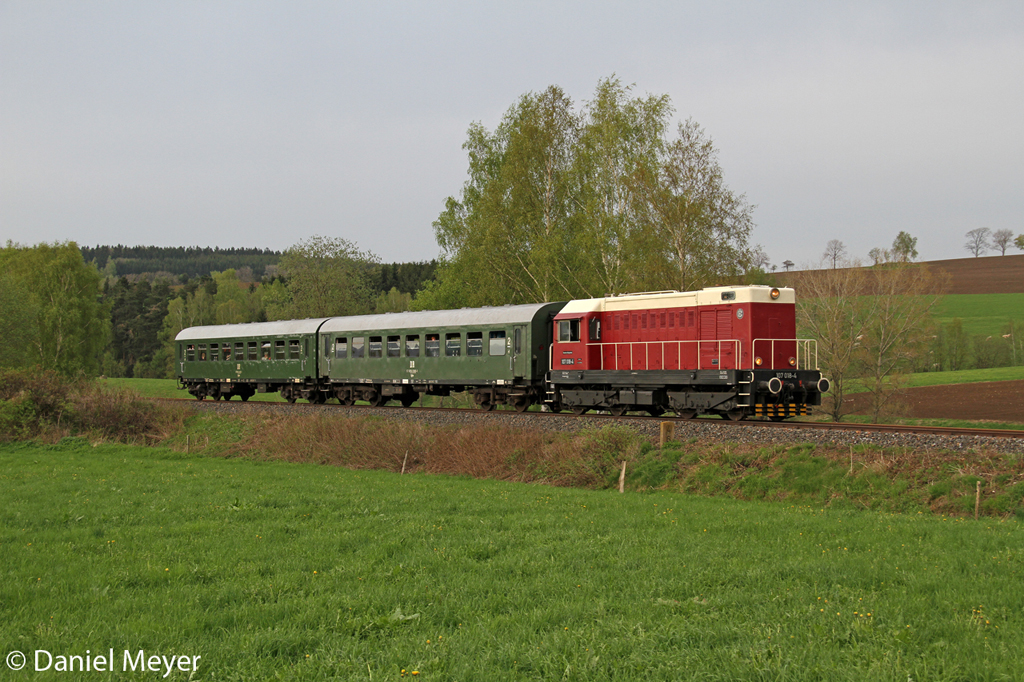 Die Railsystems 107 018-4 ( V75 018 ) mit einem Sonderzug von Schwarzenberg (Erzg.) nach Annaberg-Buchholz in Crottendorf am 10.05.2013