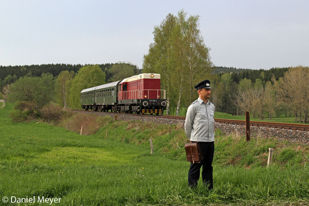 Die Railsystems 107 018-4 ( V75 018 ) mit einem Sonderzug von Schwarzenberg (Erzg.) nach Annaberg-Buchholz in Crottendorf unter dem Wachsamen Auge der Transport Polizei am 10.05.2013